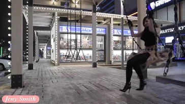 Jeny Smith se promène nue en ville... Et il neige !