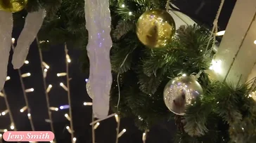 Jeny Smith se promène nue en ville... Et il neige !