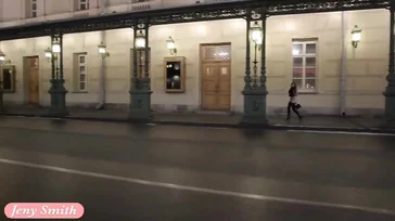 Jeny Smith se promène nue en ville... Et il neige !