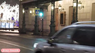 Jeny Smith se promène nue en ville... Et il neige !