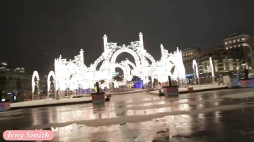 Jeny Smith se promène nue en ville... Et il neige !