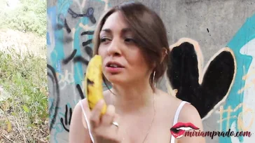 Spanisches Mädchen mit natürlichen Titten masturbiert auf der Straße mit einer Banane.