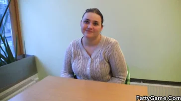 La ragazza grassa inizia con un massaggio.. Poi vuole un bel cazzo..