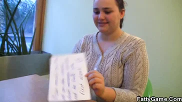 La ragazza grassa inizia con un massaggio.. Poi vuole un bel cazzo..
