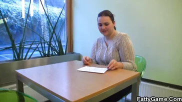 La ragazza grassa inizia con un massaggio.. Poi vuole un bel cazzo..