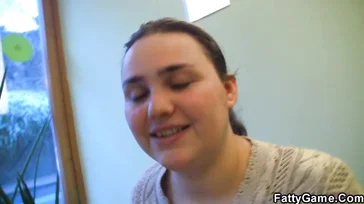 La ragazza grassa inizia con un massaggio.. Poi vuole un bel cazzo..