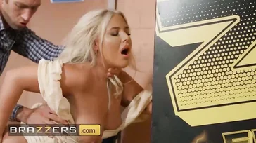 Die kleine Louise ist von Danny Ds gutem Schwanz begeistert