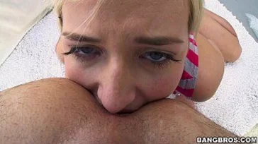 Kate England fait une bonne pipe en POV, uuf !