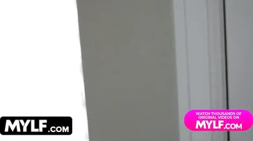 Saboreando a buceta peluda da ruiva Lauren Phillips.