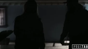 Einen geilen Porno-Dreier im Gefängnis mit einem Häftling haben.