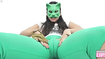 Meu Deus, os lábios dessa menina são todos marcados.