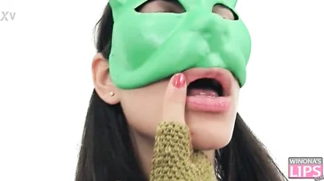 Meu Deus, os lábios dessa menina são todos marcados.