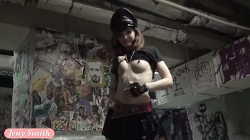 Elle marche nue dans la station de métro