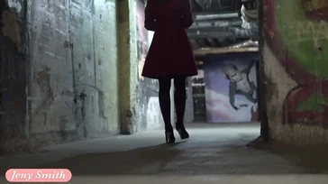 Elle marche nue dans la station de métro