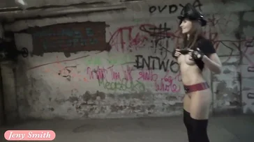 Elle marche nue dans la station de métro