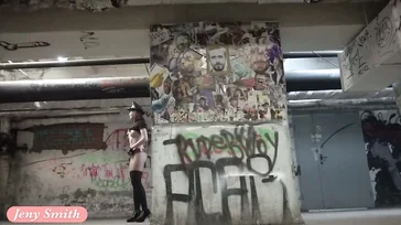 Elle marche nue dans la station de métro