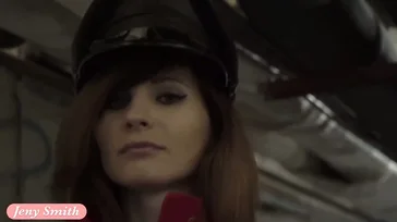 Elle marche nue dans la station de métro