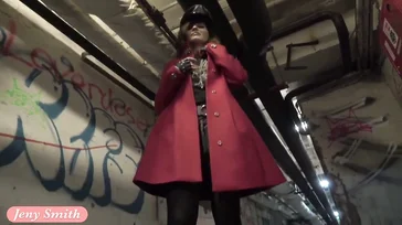 Elle marche nue dans la station de métro