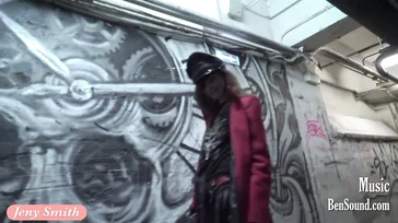 Elle marche nue dans la station de métro
