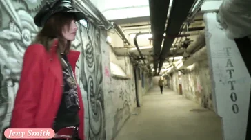 Elle marche nue dans la station de métro