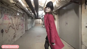 Elle marche nue dans la station de métro
