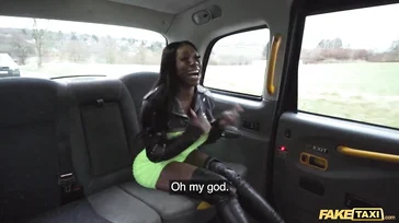 Ebony Mystique se sube al taxi y no veas como folla macho..
