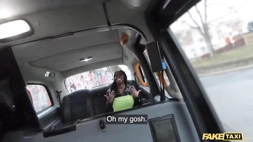 Ebony Mystique se sube al taxi y no veas como folla macho..