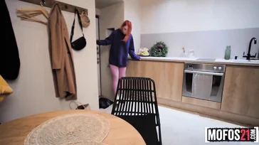 Was für eine verdammte Aussicht! Die ganze Muschi meiner Schwester ist zu sehen..