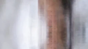 Wir sehen Taylee Wood in Begleitung von drei guten Schwänzen.