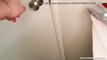 Die Sekretärin verdient ihr Gehalt, indem sie mir richtig gute Handjobs gibt!