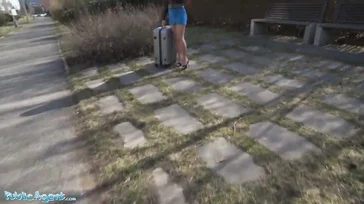 Bien abierta de piernas, así se folla a esta turista en el hotel!