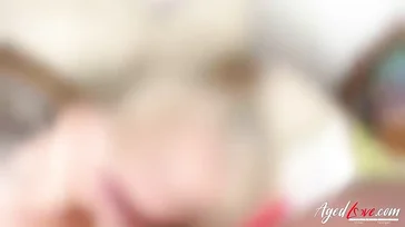 La vieja se desnuda en la cocina.. Menudas tetas que tiene joder!