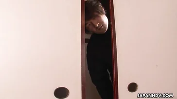 Japonesa con el coño peludo se pajea bien caliente..