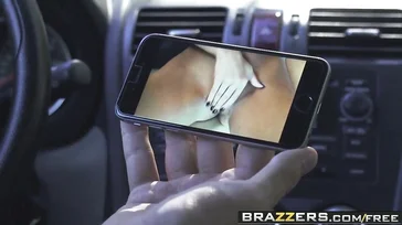 Anissa Kate maakt naaktfoto's.. De buurman betrapt haar!