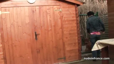 Alter Mann spioniert seiner Nachbarin nach, als sie nackt unter der Dusche steht.