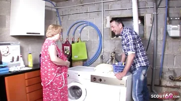 Dona de casa alemã começa a foder o marido da filha.