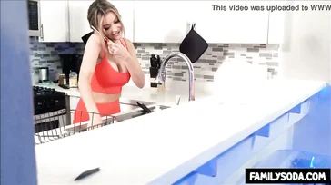 Eso es, se abre las nalgas para que le entre bien por el coño..