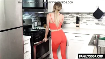 Eso es, se abre las nalgas para que le entre bien por el coño..