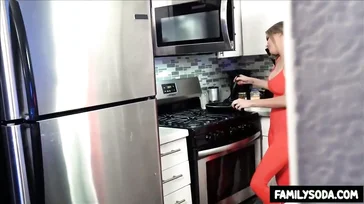 Eso es, se abre las nalgas para que le entre bien por el coño..