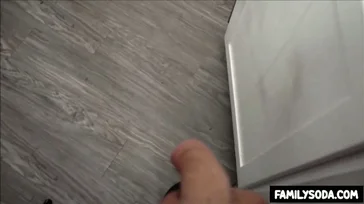 Eso es, se abre las nalgas para que le entre bien por el coño..