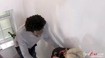 Oma hat Freude an dem schönen Schwanz dieses Schwarzen.