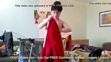 Dona de casa lava roupa nua, que cruel ela é...
