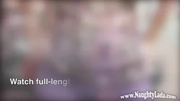 Comme toujours, cette femme se promène en montrant sa chatte.
