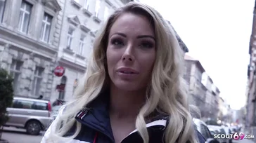 Sie überzeugen diese tolle Milf, am Ende zu ficken.
