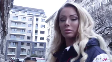 Sie überzeugen diese tolle Milf, am Ende zu ficken.