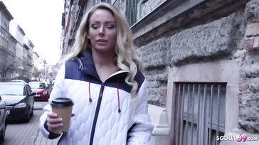 Sie überzeugen diese tolle Milf, am Ende zu ficken.