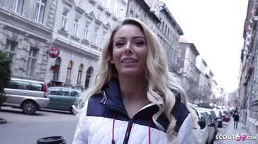 Sie überzeugen diese tolle Milf, am Ende zu ficken.