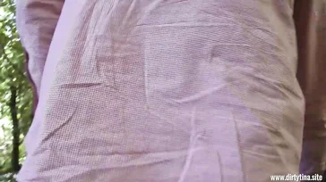 Duas mulheres maduras seduzindo o garoto bobo.