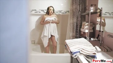 Kagney Linn Karter genießt den Schwanz ihres Mannes.