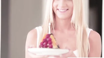 Mit zwei blonden Mädchen wird eine schöne Hommage dargeboten.